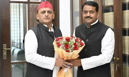 उत्तर प्रदेश में BJP को लग सकता बड़ा झटका, हेमराज वर्मा ने अखिलेश यादव से की मुलाकात, इस सीट पर दावेदारी की खबर