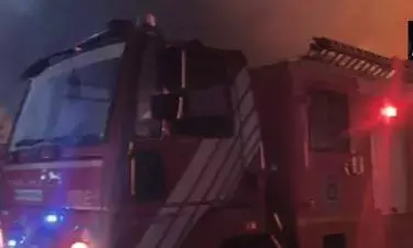 महाराष्ट्र में नासिक जिले के येओला शहर में कल देर रात एक लकड़ी की फैक्ट्री में लगी भीषण आग, बुझाने का काम जारी