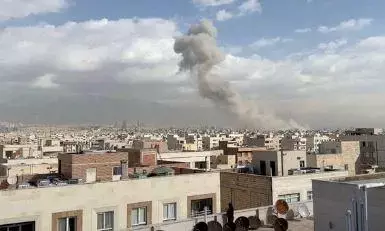 ईरान की राजधानी तेहरान पर ताबड़तोड़ हमले,विदेशी मीडिया में कवरेज