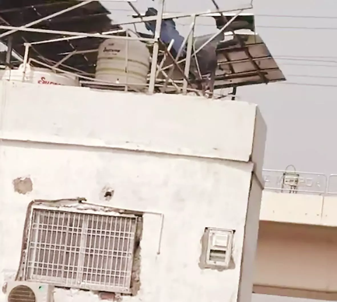 होटल का सोलर गीजर फटा, धमाके की आवाज से गूंज उठा पूरा परिसर, गुजर रही कार का फूटा कांच होटल का सोलर गीजर फटा, धमाके की आवाज से गूंज उठा पूरा परिसर, गुजर रही कार का फूटा कांच