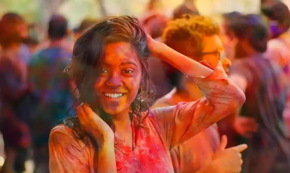 होली के खास त्योहार पर सिर्फ स्किन का ही नहीं बल्कि आउटफिट्स का भी रखें ख्याल, जानें किन चीजों पर करना होगा फोकस होली के खास त्योहार पर सिर्फ स्किन का ही नहीं बल्कि आउटफिट्स का भी रखें ख्याल, जानें किन चीजों पर करना होगा फोकस