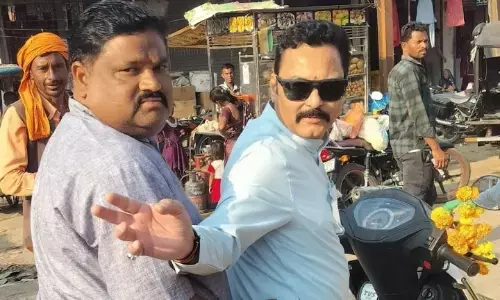 मोहन्द्रा में स्कूटी से घूमते दिखे विजयराघवगढ़ विधायक संजय पाठक मोहन्द्रा में स्कूटी से घूमते दिखे विजयराघवगढ़ विधायक संजय पाठक