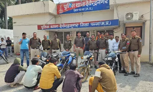जुआ के फड़ पर देवेन्द्रनगर पुलिस की बडी कार्यवाही, बड़ागांव में कई सालों से संचालित जुए के फड़ पर दबिश, पांच आरोपी गिरफ्तार जुआ के फड़ पर देवेन्द्रनगर पुलिस की बडी कार्यवाही, बड़ागांव में कई सालों से संचालित जुए के फड़ पर दबिश, पांच आरोपी गिरफ्तार