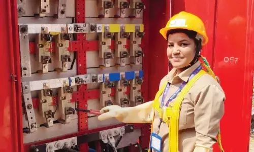 लाइनमैन दिवस पर दीपाली होंगी सम्मानित, साहसी महिला ने पुरानी धारणा को बदला - उत्कृष्ट ग्राहक सेवा देना है प्राथमिकता