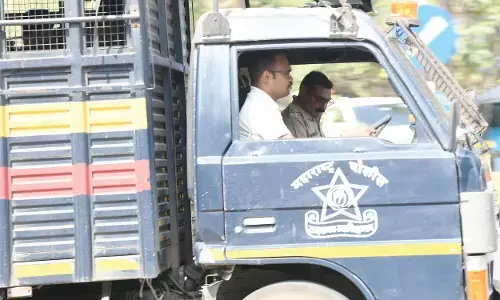 चालान करने वाले पुलिसकर्मी खुद तोड़ रहे ट्रैफिक के नियम, किसी ने हेलमेट नहीं पहना, तो कोई बगैर सीट बेल्ट ड्राइविंग कर रहा