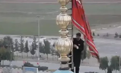 इजरायली हमलों के बीच जामकरान मस्जिद पर फहराया लाल झंडा, क्या खामेनेई की मौत का बदला लेने की तैयारी में ईरान?