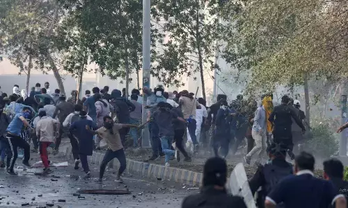 हिंसक झड़पों के बीच अमेरिका में पाकिस्तानी नागरिकों के वीजा निरस्त करने की उठी मांग, कराची में तोड़फोड़