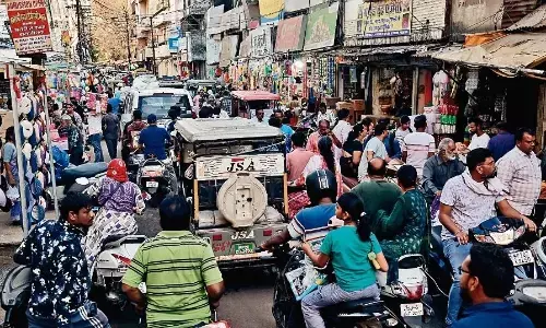 अवैध कब्जों से घिरे बाजार, पीक ऑवर्स में पैर रखने की भी जगह नहीं, रोजाना लग रहा जाम अवैध कब्जों से घिरे बाजार, पीक ऑवर्स में पैर रखने की भी जगह नहीं, रोजाना लग रहा जाम