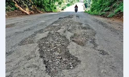 तबाह हो चुकी बरगी बांध सड़क में 3 करोड़ से थिगड़े लगेंगे तबाह हो चुकी बरगी बांध सड़क में 3 करोड़ से थिगड़े लगेंगे