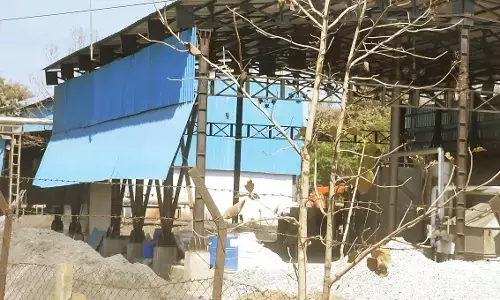 एक बार चेहरा दिखा दो साहब, अस्पताल के बाहर बिलखते परिजन, अंदर जिंदगी जिंदगी-मौत के बीच संघर्ष