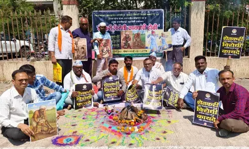 किसानों की आत्महत्या के लिए जिम्मेदार कानूनों का होलिका दहन कर प्रदर्शन, मांगों का ज्ञापन प्रशासन को सौंपा