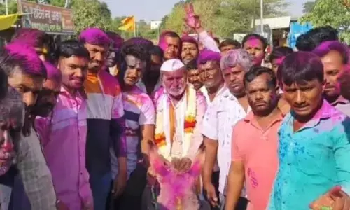 बिना उसे रंग लगाए, फागुन लौट ना जाए..जोगी जी वाह जोगी जी..गाजे-बाजे के साथ गधे पर निगली दामाद जी की सवारी बिना उसे रंग लगाए, फागुन लौट ना जाए..जोगी जी वाह जोगी जी..गाजे-बाजे के साथ गधे पर निगली दामाद जी की सवारी