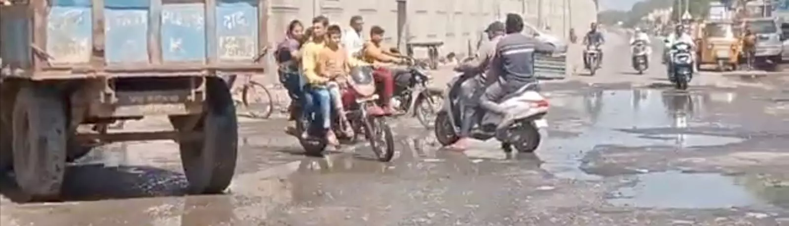 खडका चौक गंदे नाले में हुआ तब्दील, 5 साल से जनता त्रस्त, जिम्मेदारों ने झाड़ा पल्ला, जनप्रतिनिधि खामोश खडका चौक गंदे नाले में हुआ तब्दील, 5 साल से जनता त्रस्त, जिम्मेदारों ने झाड़ा पल्ला, जनप्रतिनिधि खामोश