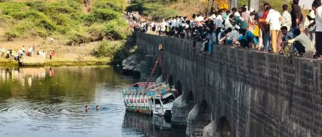 पूर्णा नदी में वाहन गिरने से युवक की दर्दनाक मौत, लोक निर्माण विभाग की कार्यप्रणाली पर उठे गंभीर सवाल पूर्णा नदी में वाहन गिरने से युवक की दर्दनाक मौत, लोक निर्माण विभाग की कार्यप्रणाली पर उठे गंभीर सवाल