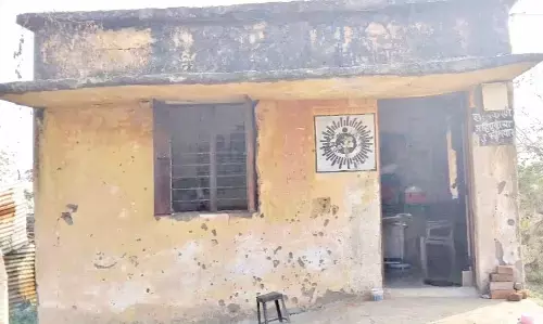 जर्जर आंगनवाड़ियों में पढ़ने को मजबूर मासूम