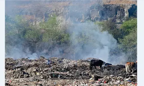 छुई खदान में लगा कचरे का अंबार, एक महीने में 6 बार लग चुकी है आग, अभी भी निकल रहा धुआं