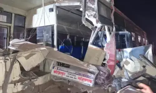 सड़क दुर्घटना, खड़ी ट्रक को बस ने मारी टक्कर , 14 यात्री घायल