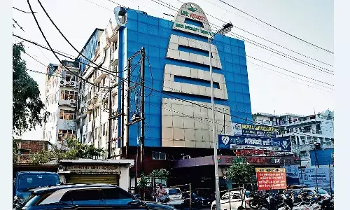 एक ही रोग का उपचार देने आए दो चिकित्सक, कराई गईं मनमानी जांचें