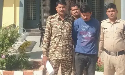 9.28 लाख के सिरप और शराब समेत आरोपी बंदी, कार जब्त