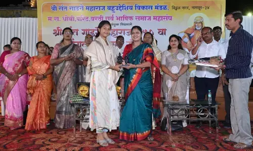 महापौर ठाकरे ने किया कीर्तनकार मुक्तेश्वरी का सत्कार