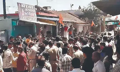 मंदिर में हरा झंडा देख फूटा आक्रोश ग्रामीणों और हिंदू संगठनों ने किया प्रदर्शन