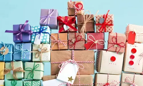 ये गिफ्ट्स दे कर महिलाओं का जीतें दिल, नहीं खर्च करने पड़ेंगे ज्यादा पैसे