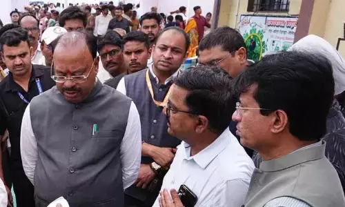 कोडामेंढी में आधुनिक मोबाइल डेंटल वैन से सैंकड़ों मरीजों का इलाज, पालकमंत्री बावनकुले ने लिया जायजा कोडामेंढी में आधुनिक मोबाइल डेंटल वैन से सैंकड़ों मरीजों का इलाज, पालकमंत्री बावनकुले ने लिया जायजा