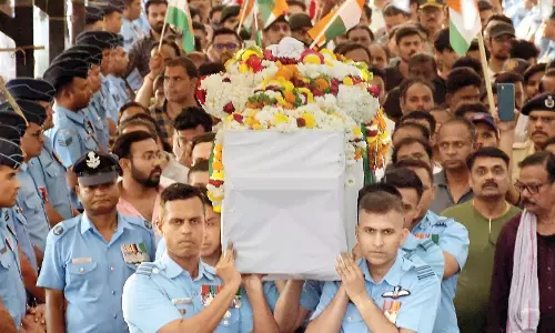 देखो, वो तिरंगा लपेटकर आ गया - इतना कहते ही फफक कर रो पड़ी मां, फाइटर पायलट को अंतिम विदाई