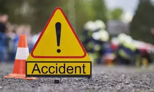 लातूर में तेज रफ्तार कार की ट्रक और कंटेनर से टक्कर, 4 लोगों की हुई मौत