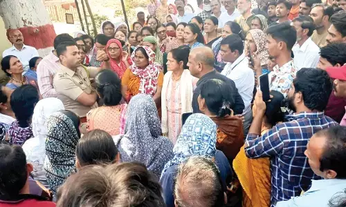 शिक्षक की मौत पर उबाल, वाड़ी थाने का घेराव -  परिजनों ने लगाया हनीट्रैप और हत्या की साजिश का आरोप