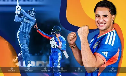फाइनल में चला अभिषेक शर्मा का बल्ला, 18 गेंदों पर तूफानी फिफ्टी ठोकी, लगाई रिकॉर्ड्स की झड़ी फाइनल में चला अभिषेक शर्मा का बल्ला, 18 गेंदों पर तूफानी फिफ्टी ठोकी, लगाई रिकॉर्ड्स की झड़ी