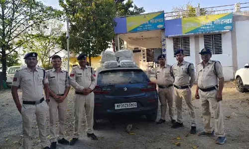 कांग्रेस के नेता की कार से शराब बरामद, पुलिस ने दर्ज किया प्रकरण