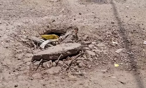 मोहन निवास चौराहे की टूटी पुलिया, राहगीर परेशान, प्रशासन डूबा गहरी तंद्रा में क्या हादसे का इंतजार