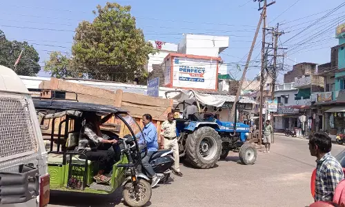 रेत से भरे ट्रेक्टर-ट्राली यातयात पुलिस ने किये जब्त, नियमों का उल्लंघन करने वाले वाहन चालकों पर भी कार्यवाही