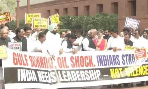 पश्चिम एशिया संघर्ष को लेकर विपक्ष का विरोध प्रदर्शन, नारों से गूंज उठा संसद, राहुल-प्रियंका भी आए नजर