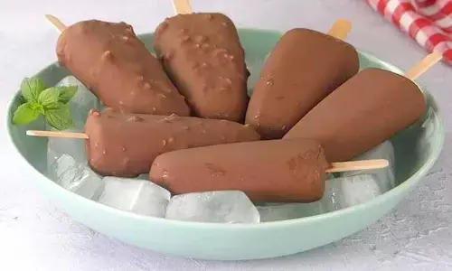क्रीम और मिल्क पाउडर का इस्तेमाल किए बिना बनाएं टेस्टी चोकोबार आइसक्रीम, गर्मियों में आ जाएगा मजा