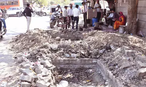 विकास के नाम पर सड़कों पर बार-बार होने वाली खुदाई और पाइप लाइन के काम से व्याप्त अव्यवस्था