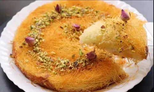 सोशल मीडिया से लेकर बाजार तक...हर जगह चाई मिडिल ईस्ट की फेमस मिठाई कुनाफा, सीख लीजिए बनाना