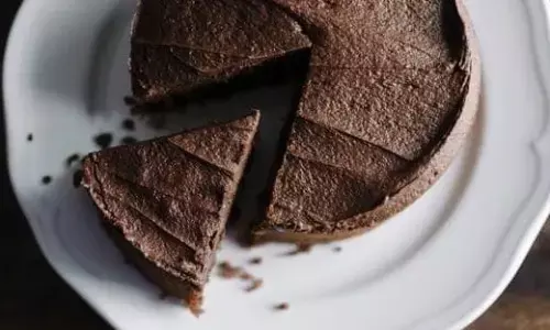 डाइटिंग पर रहकर कुछ मीठा और हेल्दी खाने की हो रही है क्रेविंग? तो इस खास बिना चीनी और मैदे का केक जरूर करें ट्राई