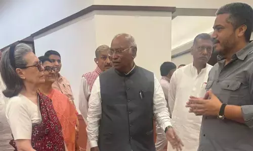 बारामती विमान हादसे में जांच की मांग को लेक खरगे के बाद सोनिया गांधी और दिग्विजय से मिले रोहित पवार