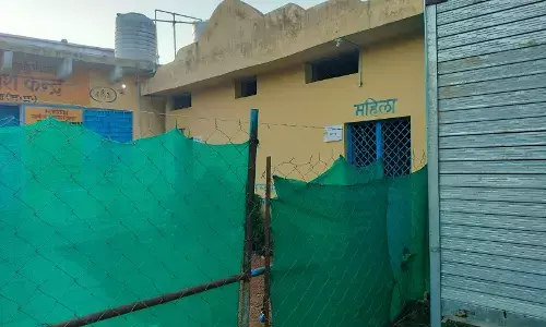 अतिक्रमण की चपेट से सिकुड गया पहाडीखेरा में बस स्टैण्ड, यात्रियों के लिए प्रतीक्षालय नहीं, पेयजल और शौंचालय की भी नहीं हुई व्यवस्था