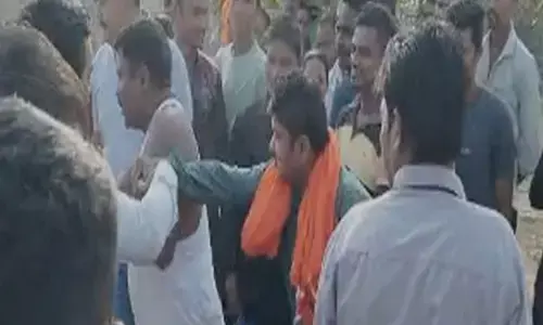 छात्राओं को अश्लील वीडियो दिखाकर की छेड़छाड़ , शिक्षक की जमकर धुनाई