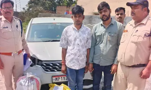 ऑटो को टक्कर मारकर भागी कार से मिला 96 हजार का नशीला सिरप, 2 बंदी