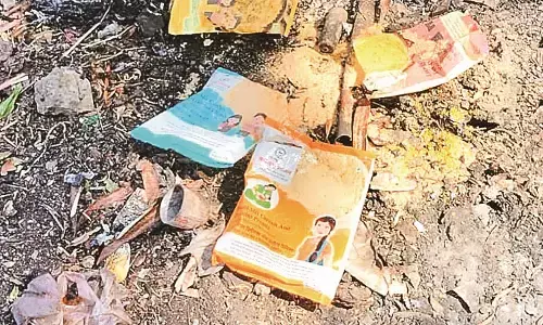 पोषण आहार कचरे में फेंककर 700 करोड़ के बिलों का हुआ भुगतान