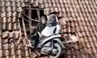 पापा की परियों का गजब कारनामा! सड़के से उड़कर घर की छप्पर तोड़कर धंसी स्कूटी, वीडियो देख हंस हंस कर होंगे लोटपोट