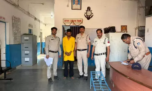 8 महीने बाद गिरफ्त में आया लाखों की चोरी में वांटेड 25 हजार का इनामी, 70 हजार के आभूषण भी पुलिस ने किए बरामद 8 महीने बाद गिरफ्त में आया लाखों की चोरी में वांटेड 25 हजार का इनामी, 70 हजार के आभूषण भी पुलिस ने किए बरामद