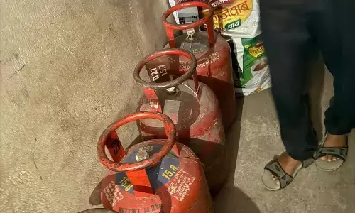जिला आपूर्ति विभाग ने दो जगह से जब्त किए 37 सिलेेंडर