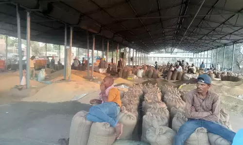 शोपीस बनी करोड़ों की लागत से निर्मित कृषि उपज मंडियां, व्यापारियों की दुकानों में ठगा जा रहा किसान