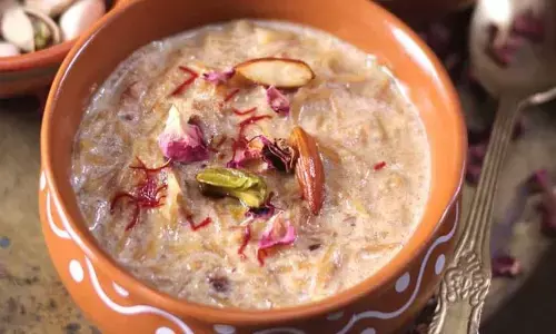 ईद के खास अवसर पर अपनों का मन करें खुश, घर पर बनाएं शाही शीर खुरमा, ईद का मजा हो जाएगा डबल!