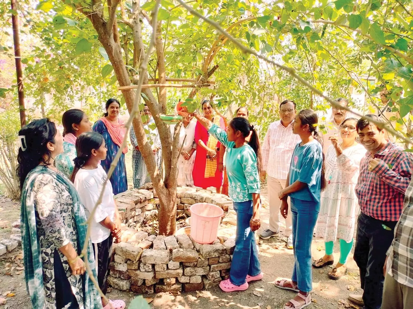 वापस आओ गौरैया की पहल के माध्यम से दिया पर्यावरण संरक्षण का संदेश, छोटी-सी संवेदनशीलता भी बड़ा संदेश वापस आओ गौरैया की पहल के माध्यम से दिया पर्यावरण संरक्षण का संदेश, छोटी-सी संवेदनशीलता भी बड़ा संदेश
